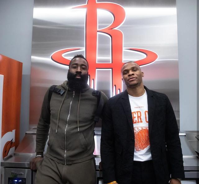 而他在场上
